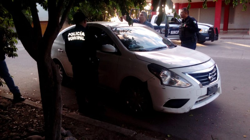 A balazos le intentan robar el automóvil