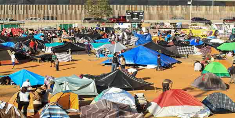 Más de 100 migrantes en Tijuana rechazan reubicación pese al mal clima