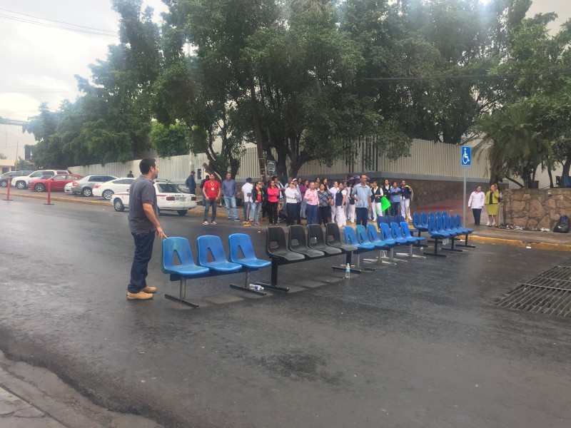 Trabajadores del Hospital General bloquean avenida Aldama
