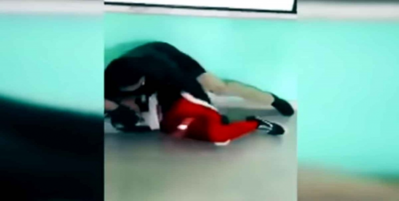 Profesor golpea contra el suelo a alumno en Guanajuato