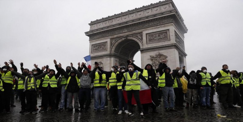 París se blinda ante el riesgo de violencia por los "chalecos amarillos"