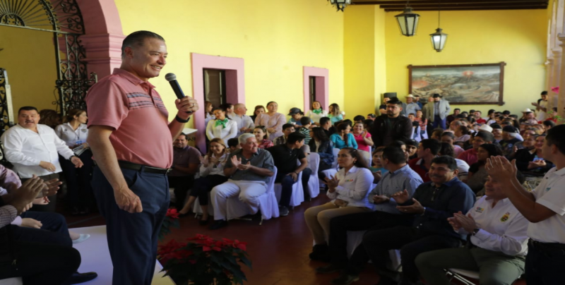Ahora en Cosalá Quirino entrega 200 becas de transporte