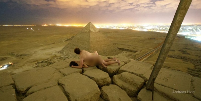 Pareja se toma foto teniendo relaciones en la cima de la pirámide de Giza