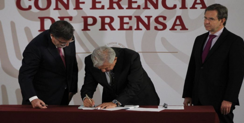 López Obrador firma iniciativa para cancelar la reforma educativa