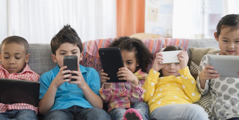 El uso excesivo de las pantallas en los niños afecta su cerebro