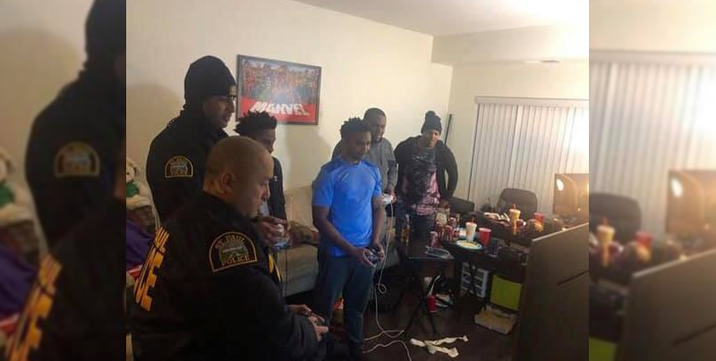 Policías iban a callarlos, pero se quedaron a jugar ‘Super Smash Bros. Ultimate’