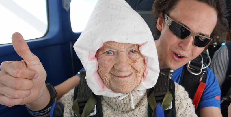 Mujer de 102 años se avienta de paracaídas