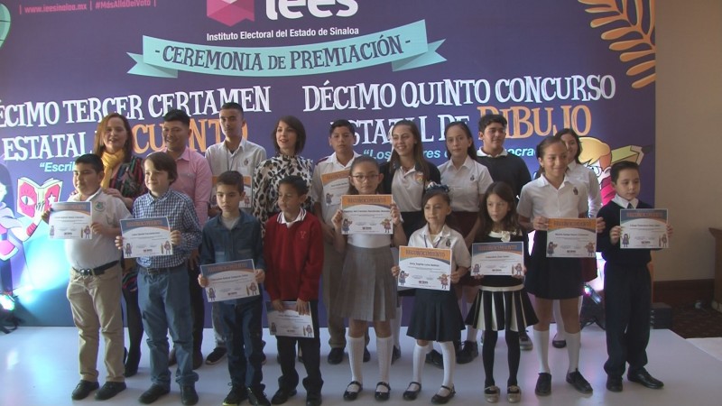 IEES premia a ganadores de concurso de cuento y dibujo