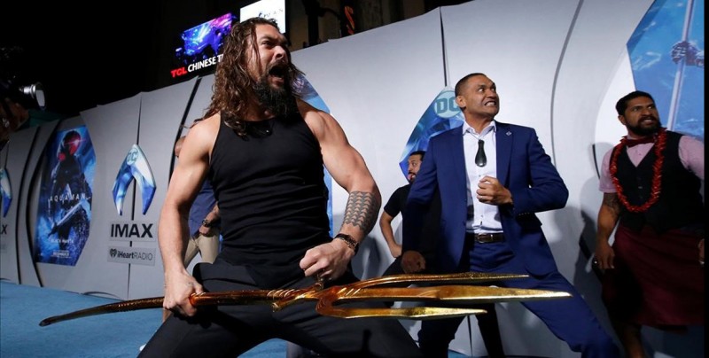 Tremenda sorpresa de Jason Momoa en el estreno de "Aquaman" en Los Ángeles