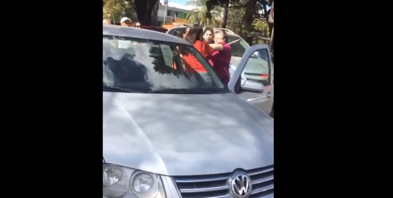 VIDEO: Mujer golpea a familia por la razón menos esperada