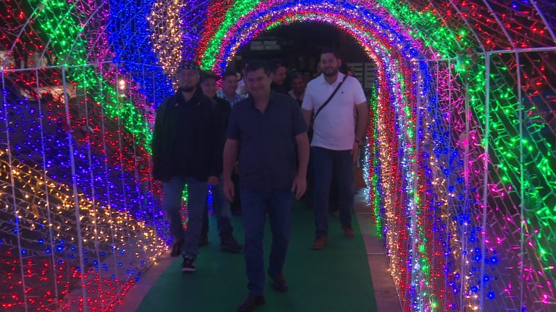Decepciona a alcalde Billy Chapman túnel de luces en la villa Navidad