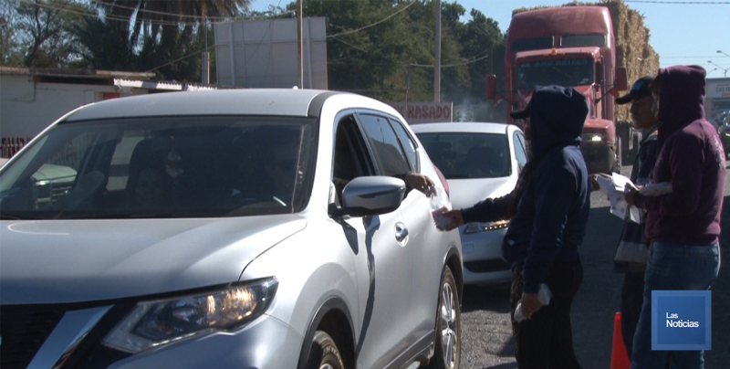 En Vícam, indígenas Yaquis cobran cuota a los automovilistas de la México 15