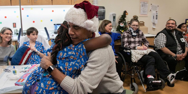 Obama sorprende a pacientes de hospital infantil vestido de "Santa Claus"