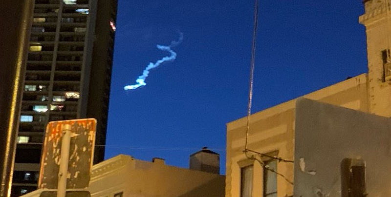 Un signo de interrogación aparece en el cielo