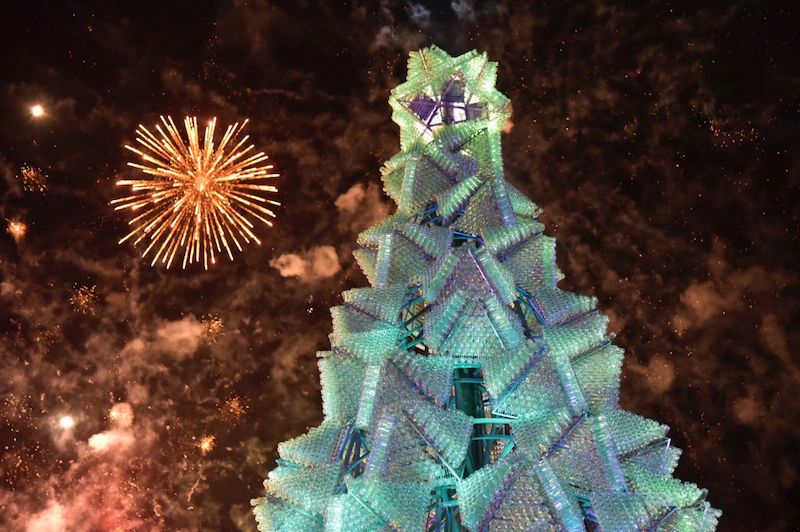 Aguascalientes obtiene récord por árbol navideño reciclado