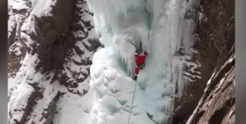 Santa Claus escala una catarata congelada en Canadá