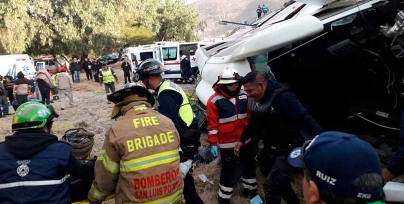 Autobús cae de un puente y deja siete muertos