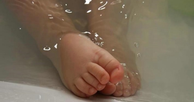 Muere bebé ahogada; la madre es acusada de descuido por ver Facebook