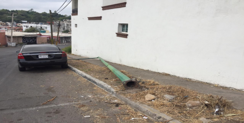 Poste de lámpara tirado en plena calle en Cañadas
