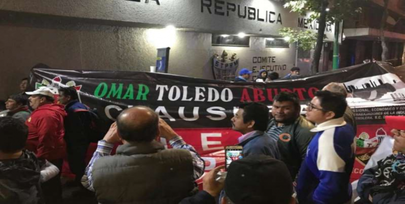 Grupo de petroleros exige salida de Romero Deschamps