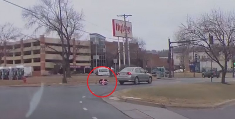 #Video Bebé de 2 años cae de un coche en movimiento