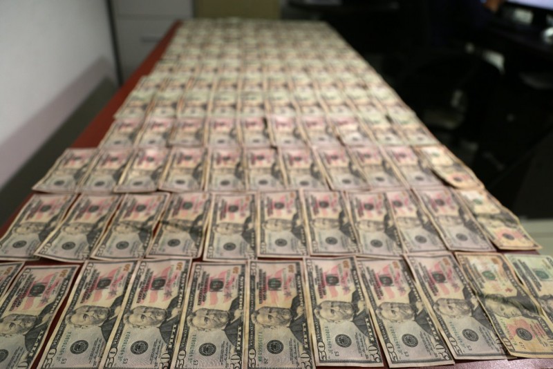 Decomisan dólares falsos hay tres detenidos