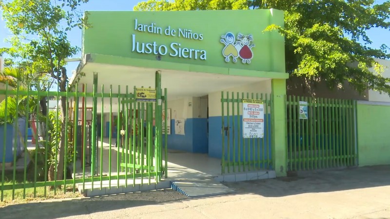 Retiran puesto ambulantes de comida alrededor de escuelas