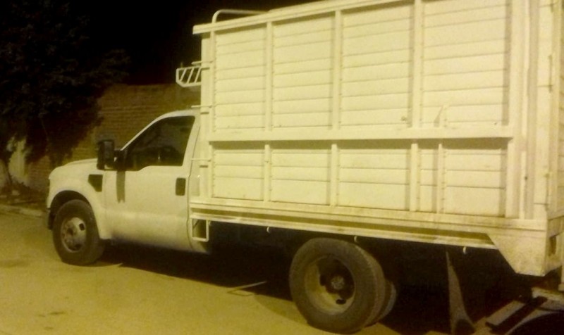 Aseguran tres camionetas que traían contenedores para transporte de combustible
