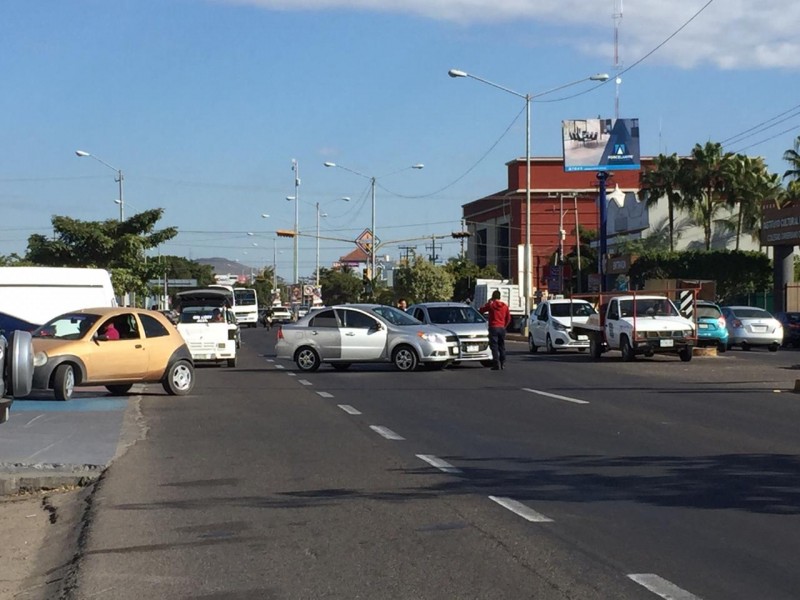 Accidente bloquea tramo carretero