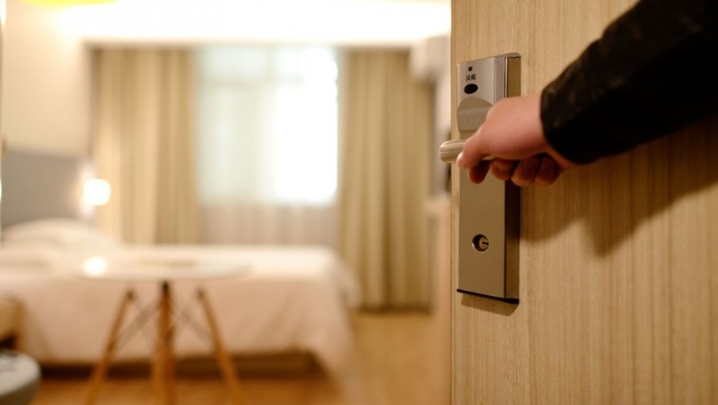 Bombero demuestra que dormir con la puerta cerrada puede salvar vidas