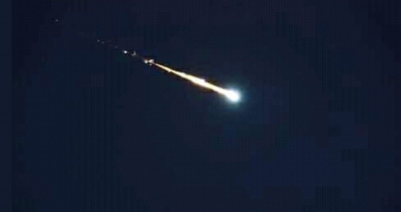 Inundan la red de imágenes de supuesto meteorito surcando el cielo