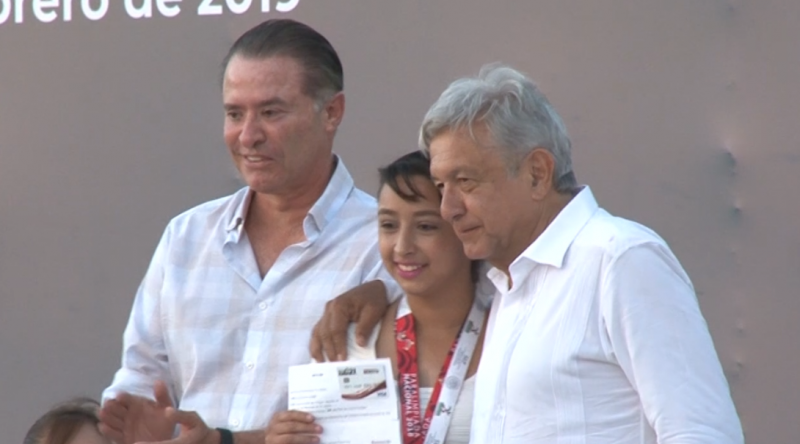 AMLO entrega apoyos de programas federales