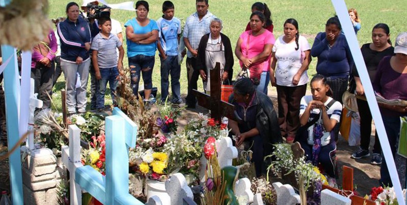 Familiares de víctimas oran en sitio de explosión de ducto en México