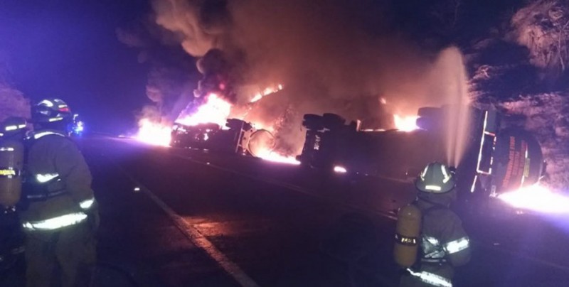 Liberan un carril de la autopista que conduce a Tepic, luego de controlar incendio