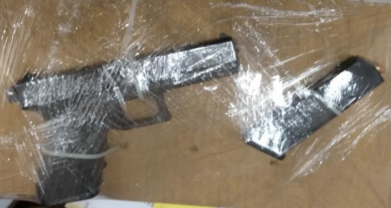 Es detenido por la portación de armas andaba en un vehículo alterado