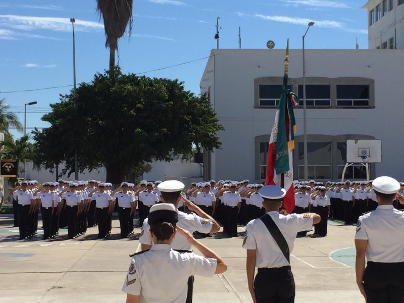 Estudiantes de la escuela Naútica de Mazatlán, rinden "Juramento a la Bandera"