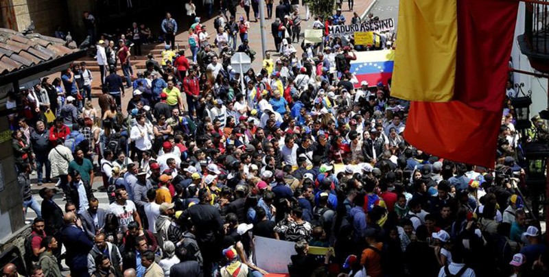 Presidente de México pide a Venezuela no caer en "tentación de uso de fuerza"