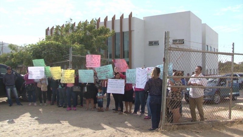 Toman padres las oficinas de Servicios Regionales en Mazatlán