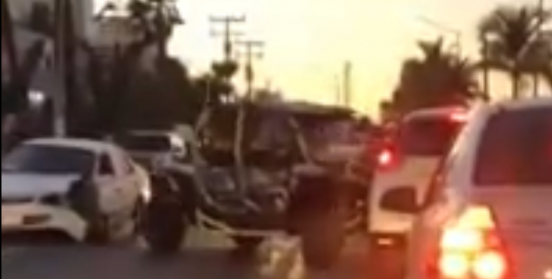 Mujer a bordo de razer pierde el control y golpea varios carros en Mazatlán