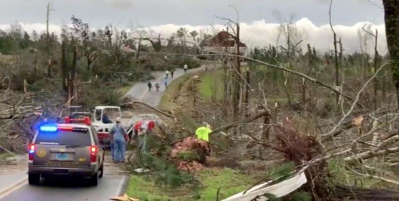 Aumentan a 23 los muertos por los tornados en el sur de EE.UU.