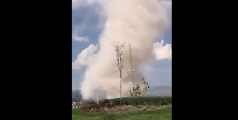 Poderoso tornado sorprende a habitantes de un fraccionamiento en Querétaro