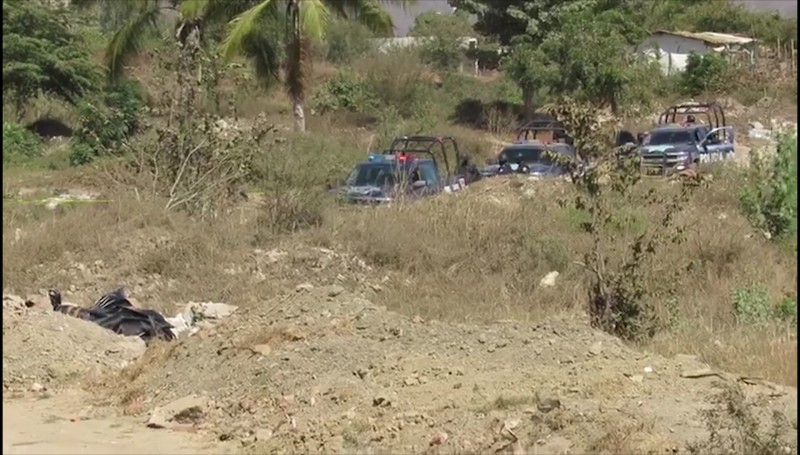 Localizan cuerpo envuelto en plástico