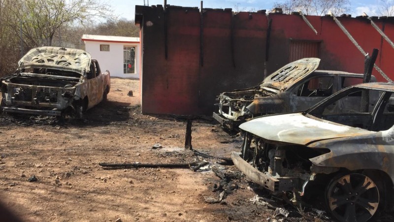 Prenden fuego a 3 vehículos en el poblado Comanito