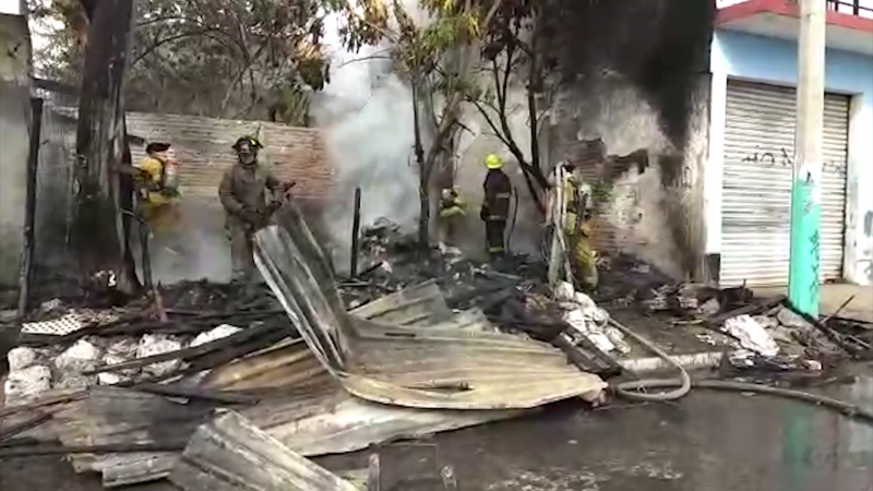 Fuego consume vivienda en la colonia Sánchez Célis