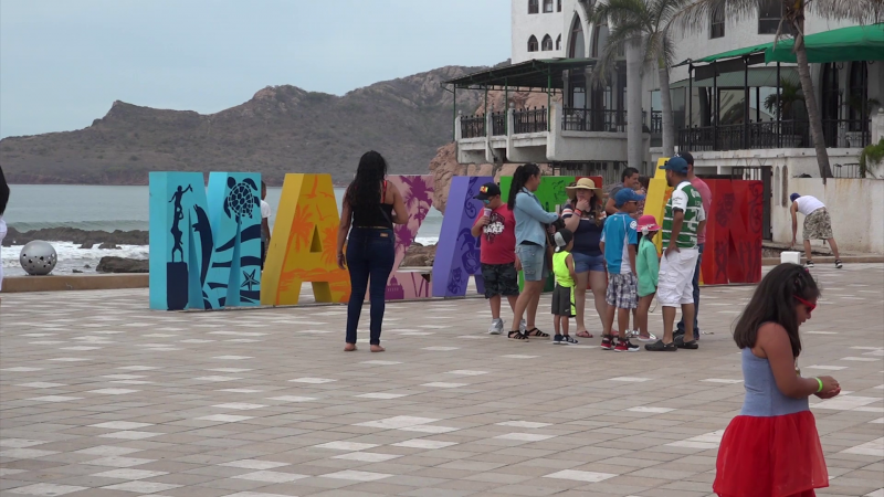 Turistas aprovechan su estancia en Mazatlán