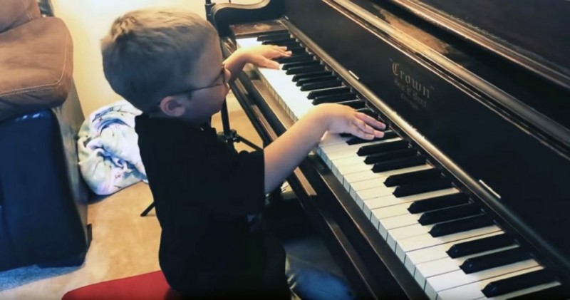 Tienes que escuchar a este niño invidente de 6 años que toca ‘Bohemian Rhapsody’