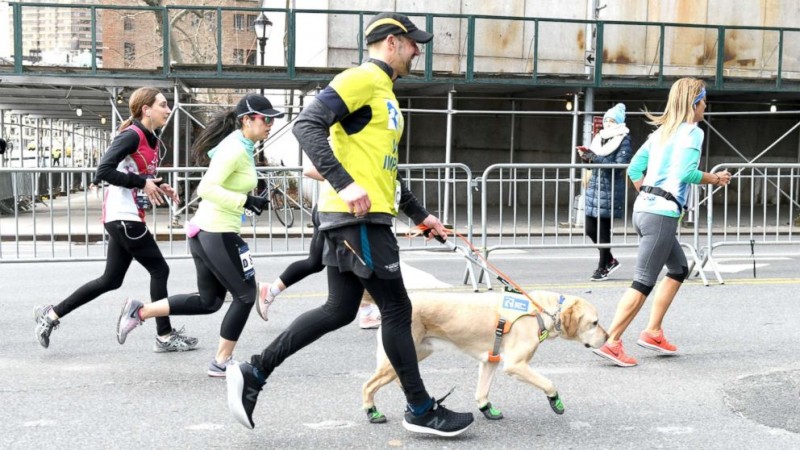 Corredor ciego hace historia en maratón de Nueva York con ayuda de sus perros