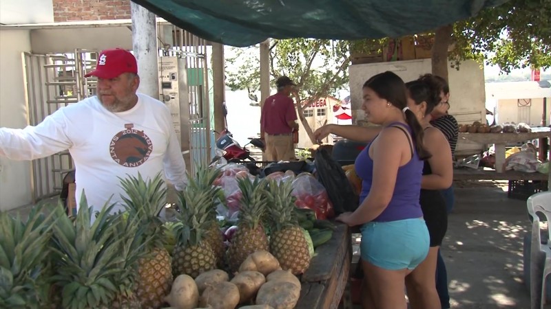 Don Chava, el frutero que diversificó un mercado de pescados y mariscos
