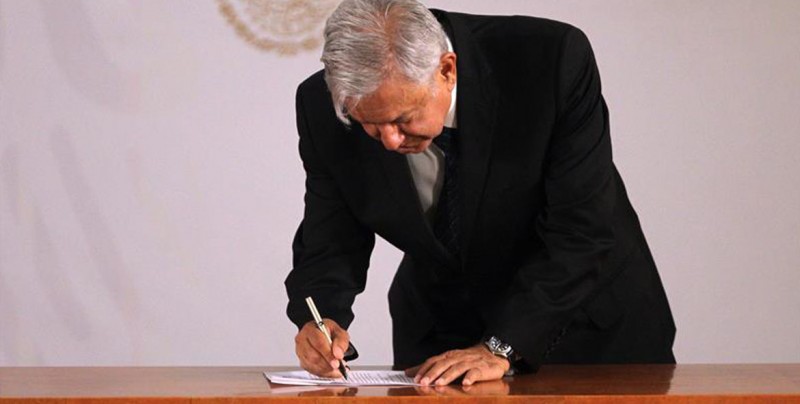 López Obrador firma carta compromiso de No Reelección