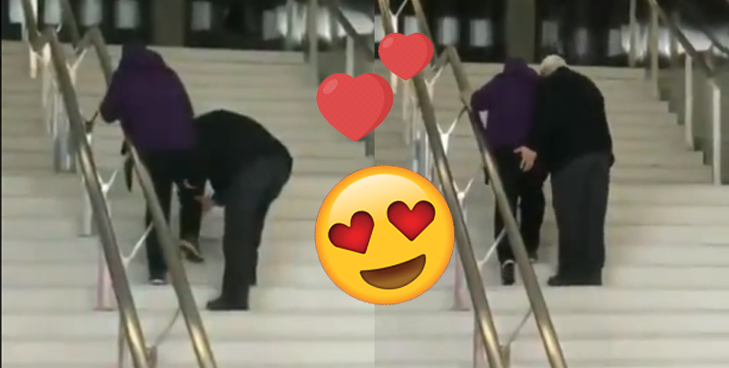 Internet está amando a este abuelo que ayuda a su pareja subir las escaleras